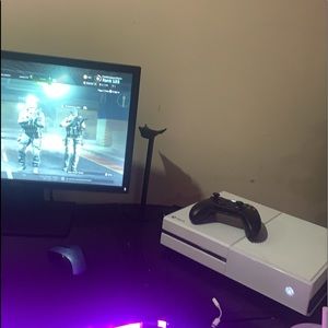 Xbox One with Controller(MONITER NOT INCLUDED)